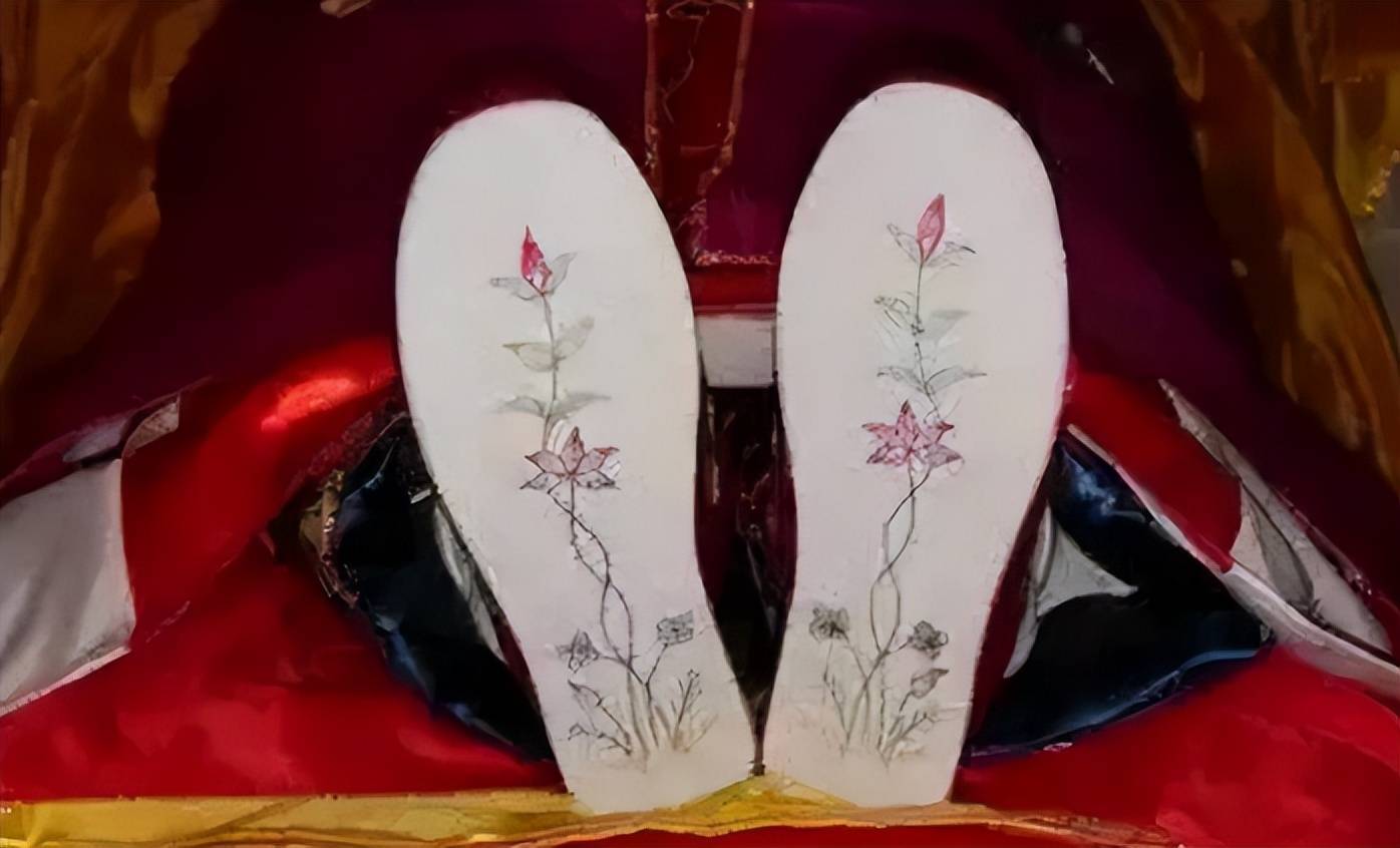 人死后为何要把脚绑住,是为了暂时拴住灵魂,还是防止"诈尸"?