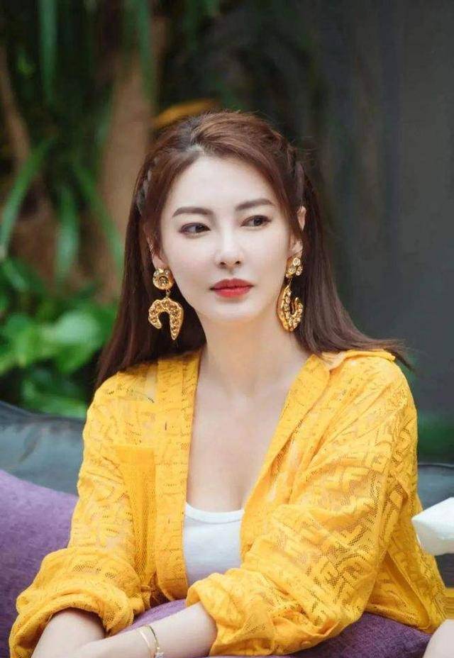 张雨绮年轻时就是学校的校花,看到照片后就是"标志性"的美女_包括