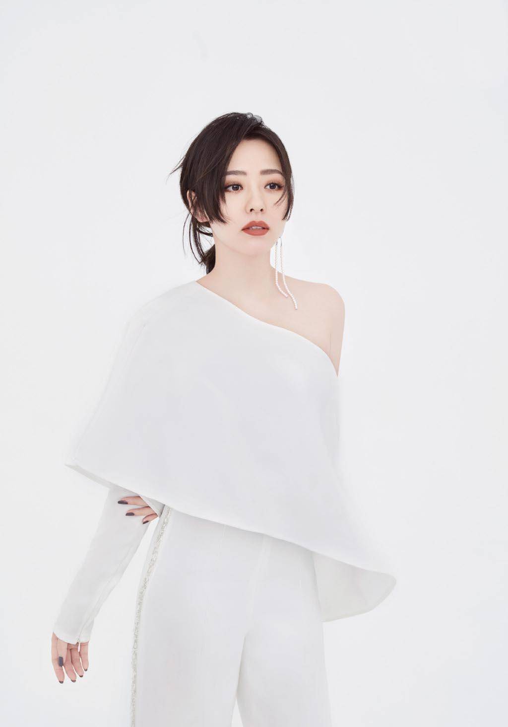 张靓颖穿着真大胆,牛仔外套配印花秋衣,就连裤子都是"三节式"_白色