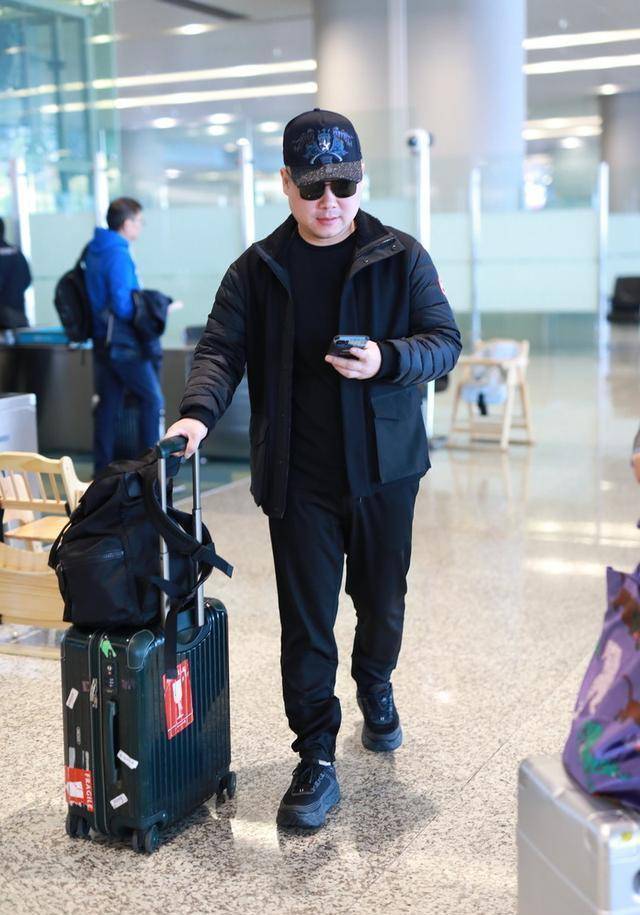 岳云鹏自带喜感,一身黑色搭配走机场挺低调,对镜头笑瞬间变萌宝_显得