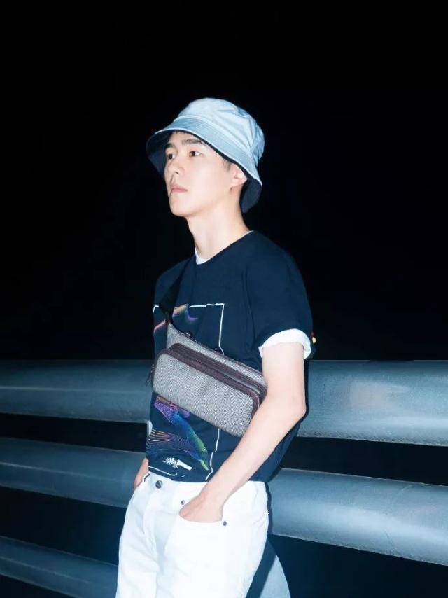 刘昊然难怪老婆多,喜提驾照后顶渔夫帽亮相,逆天长腿贼亮眼_衬衫_白色