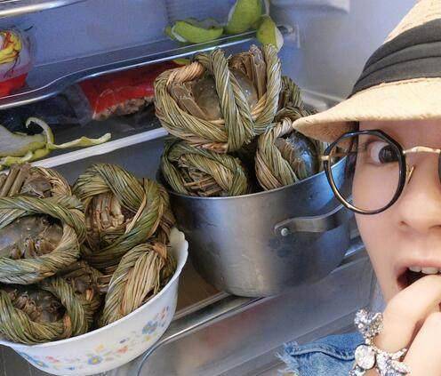 安以轩买大闸蟹被坑惨,绑螃蟹的草绳子能做一盘菜_明星_奸商_赵丽颖