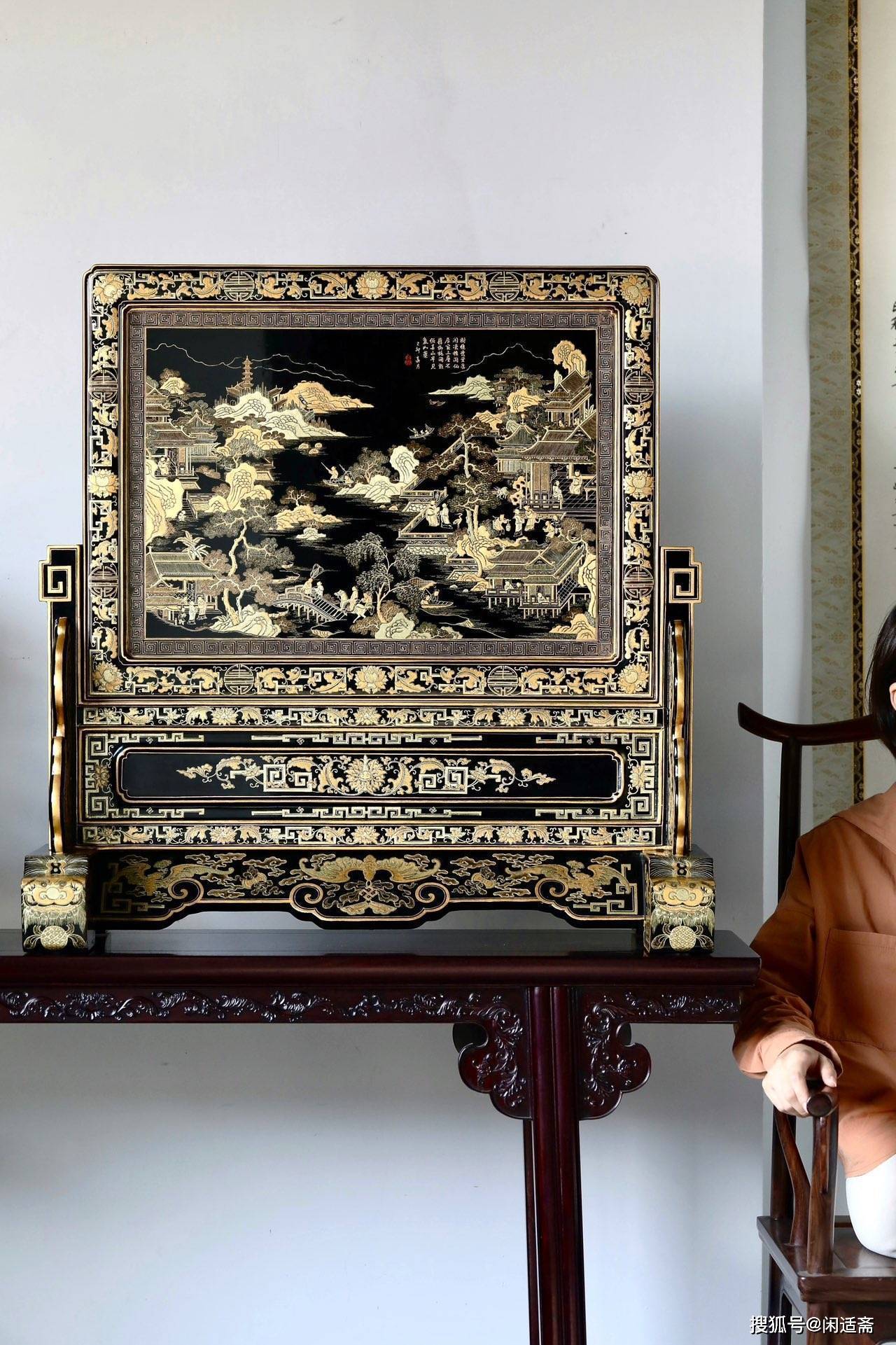 中式古典美学,山水人物图,黑漆堆绘描金插屏_漆器_绘画_工艺
