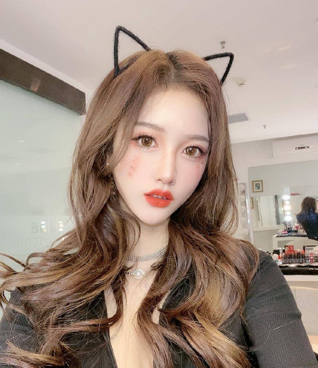 抖音一姐宸荨樱桃,靠出水视频吸粉百万,茶里茶气被少女喷到自闭_质疑