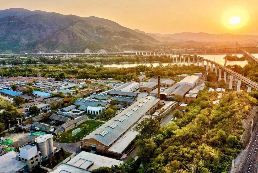 门头沟区著名历史文化名村琉璃渠村,是北京金隅集团顺应首都功能定位