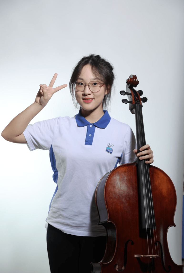 陈欣桐深圳实验学校多才多艺,擅长演奏小提琴.