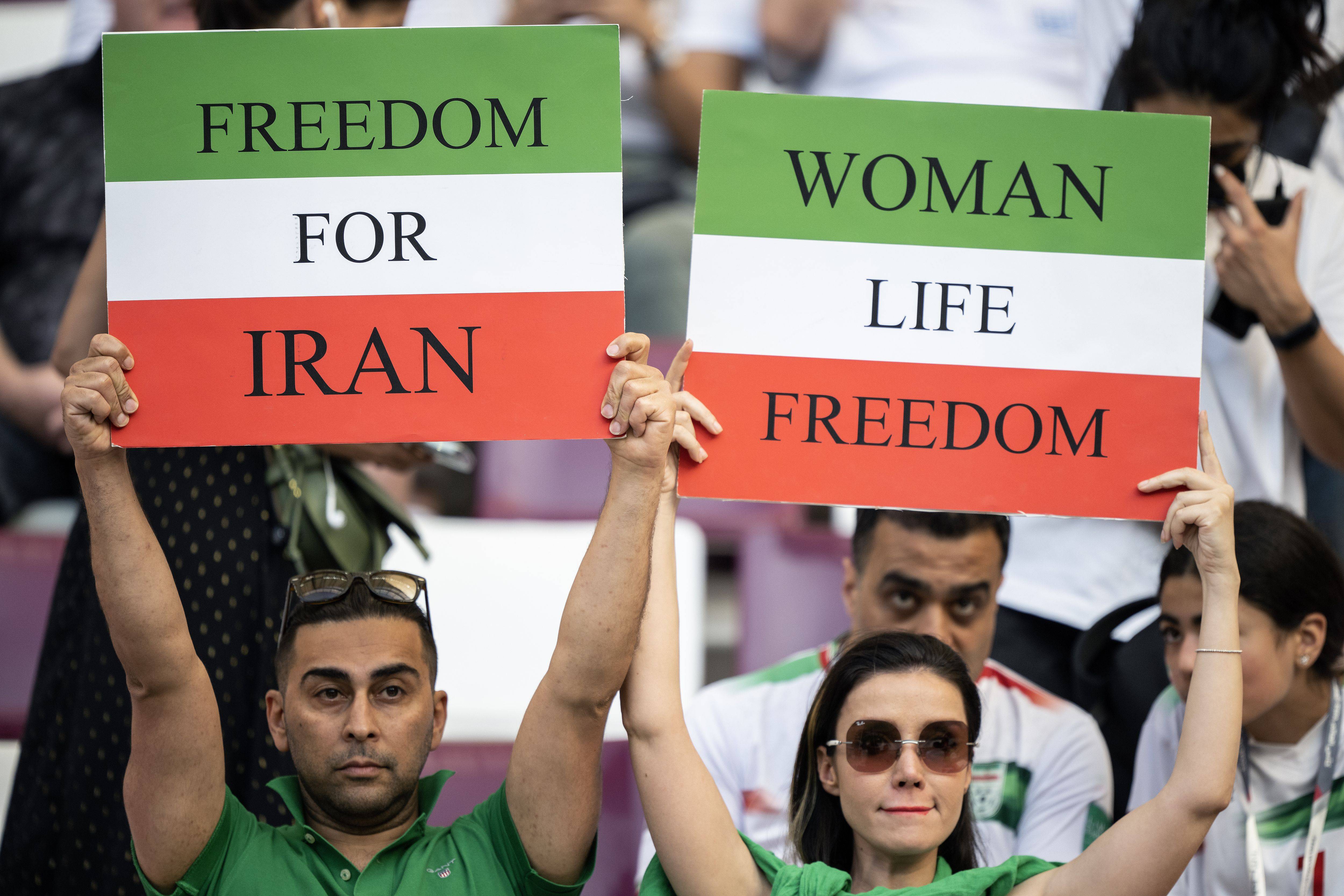 伊朗爆发反美游行 民众高呼“美国去死”|游行|伊朗|苏莱曼尼_新浪新闻