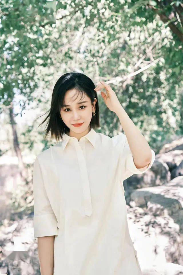 海陆38岁生日晒美照,白衬衫搭配气质短发,恬静又减龄!_穿着_造型_漂亮