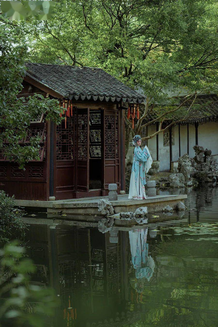 当园林遇上昆曲:一袭水袖丹衣,一曲醉人惊梦!_光影_水池_人物