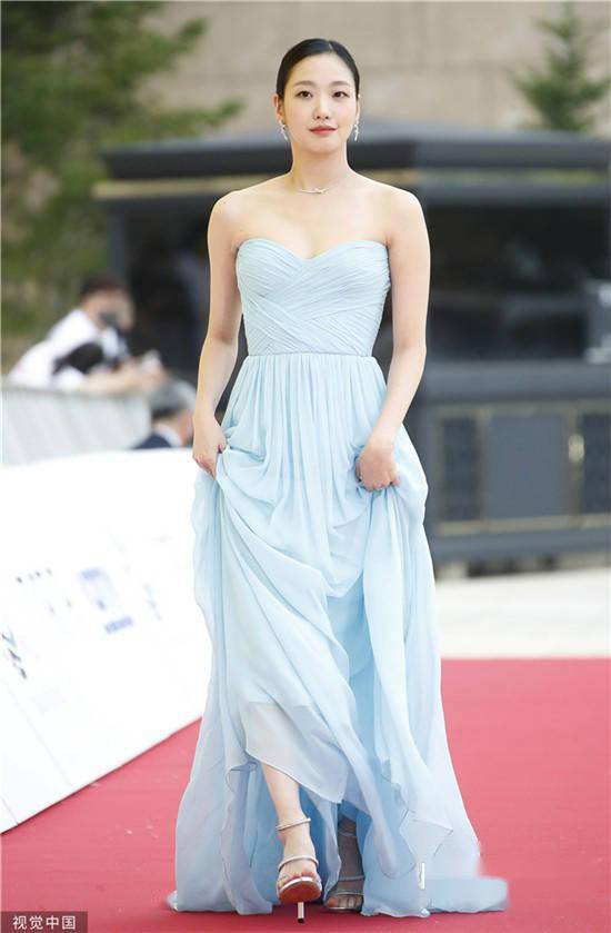 刘亦菲穿蓝色抹胸裙仙气十足 撞衫韩国女星金高银
