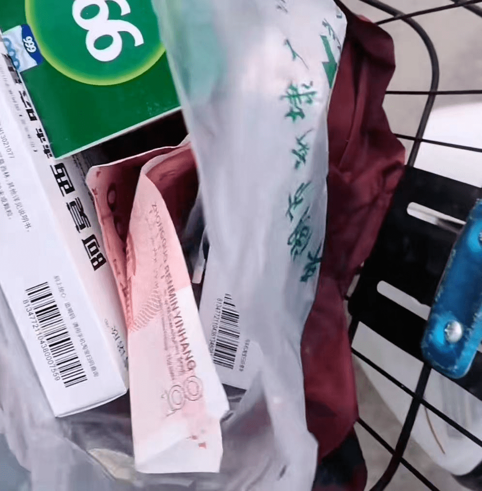 我在家发高烧了,家里没啥药,同事好心叫美团跑腿给我送4颗退烧药 2个