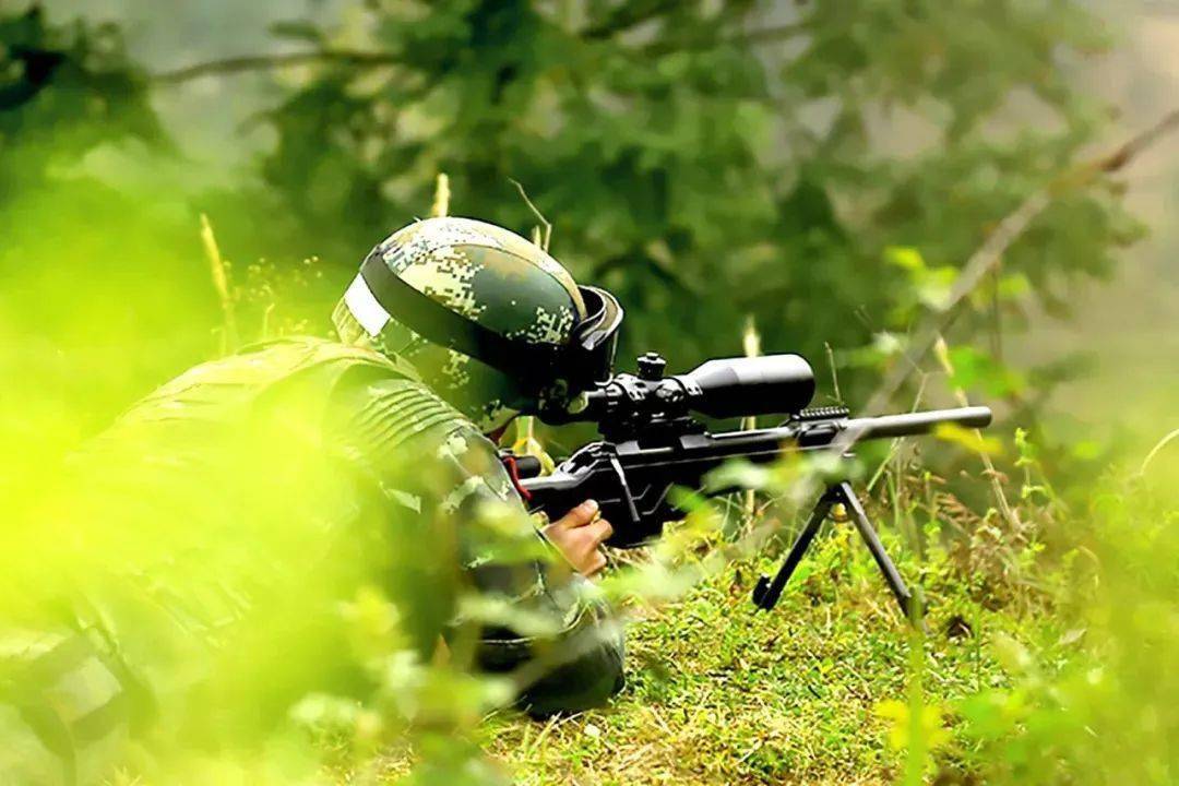 让他们找到军营相似的归属感;定期开展军旅技能实操训练,使"军魂","