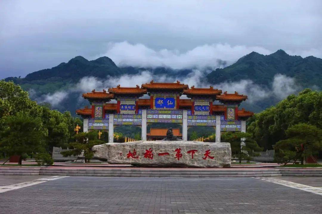 构成一幅幅生态画卷青山绿水,亭台楼阁等夏天的楼观则是另一番景象夏