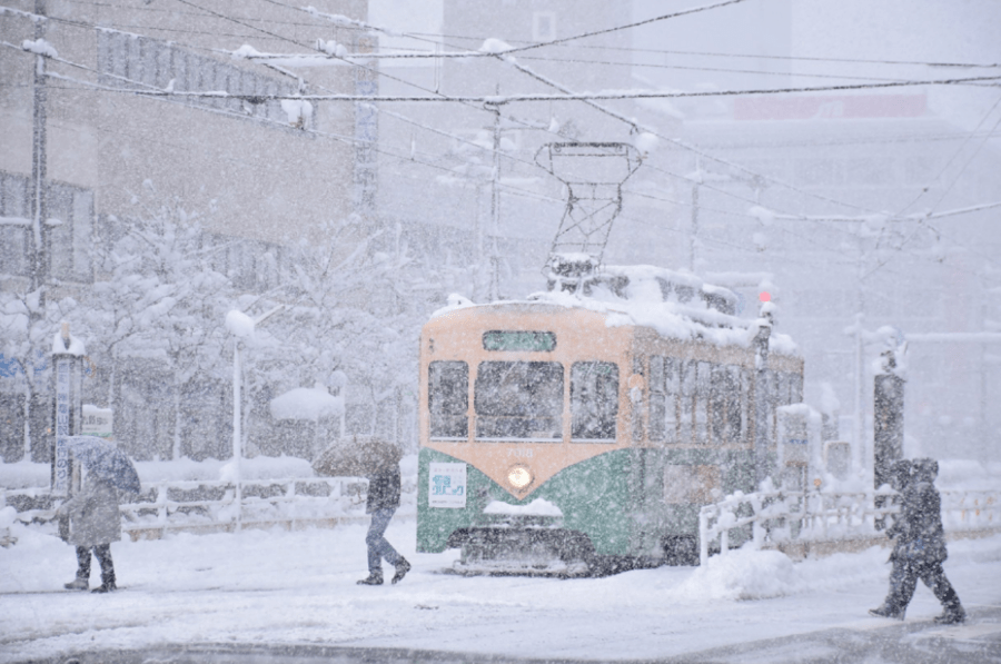 积雪有一人高！日本多地连降大雪，已致约百人死伤