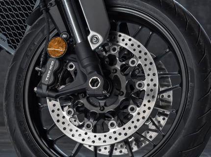 制动方面,新车的前制动采用tokico制的辐射式对向四活塞卡钳配上310