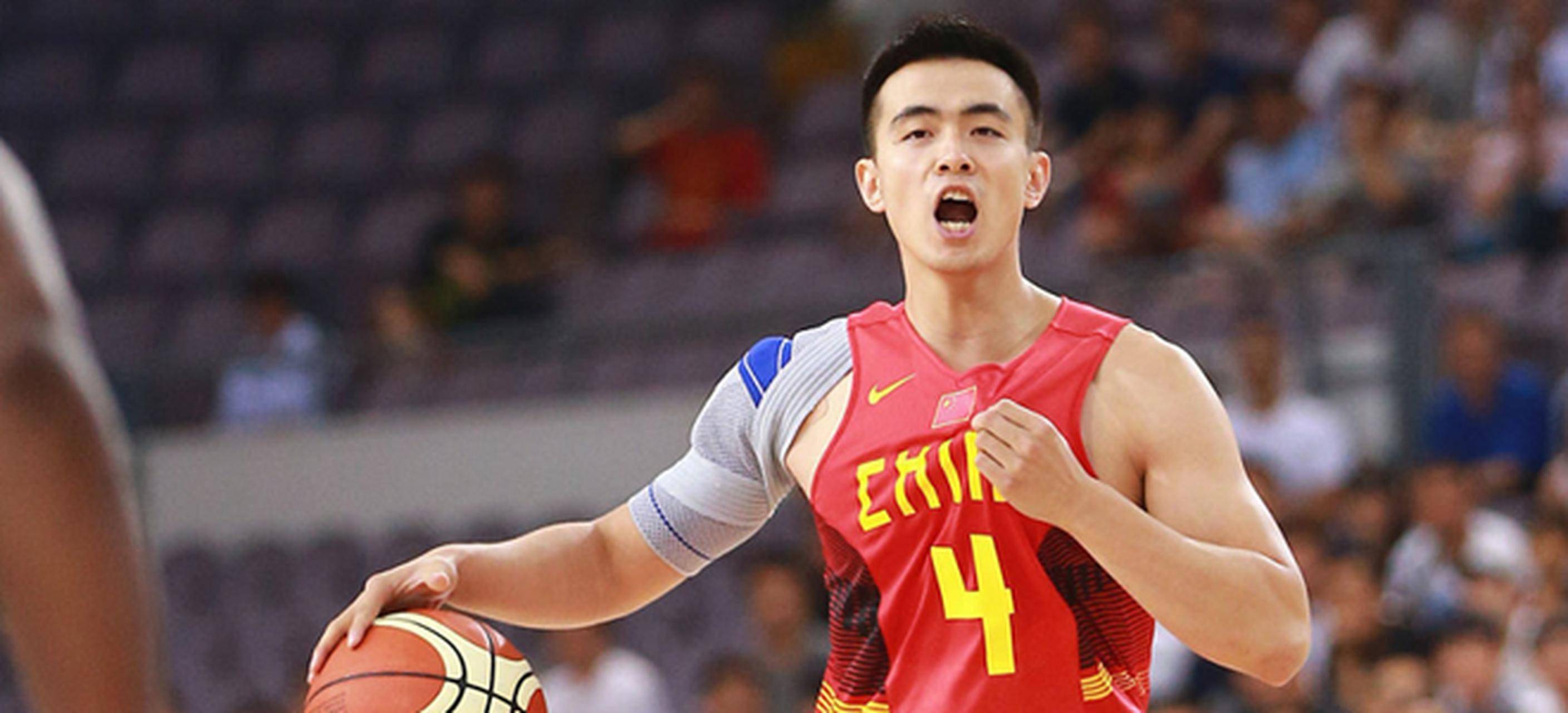 赵继伟帮助摄像师抬起机器!辽篮3号人品,球品俱佳_比赛_受伤_篮球迷