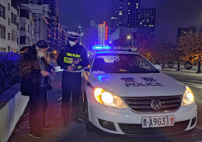 交警加强夜间巡逻,守护走失老人