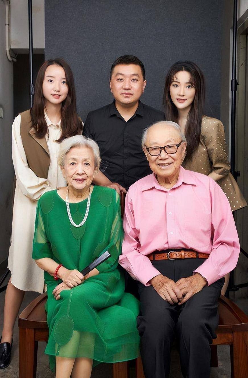 老戏骨谢芳丈夫新冠病逝,享年92岁,去世前还曾去聚会_因为_病毒_疫情