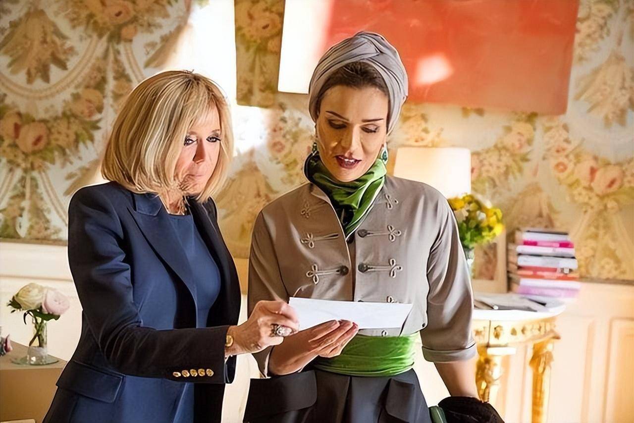 法国第一夫人布丽吉特和她同框,尽管只比她大5岁,看上去却要老很多.