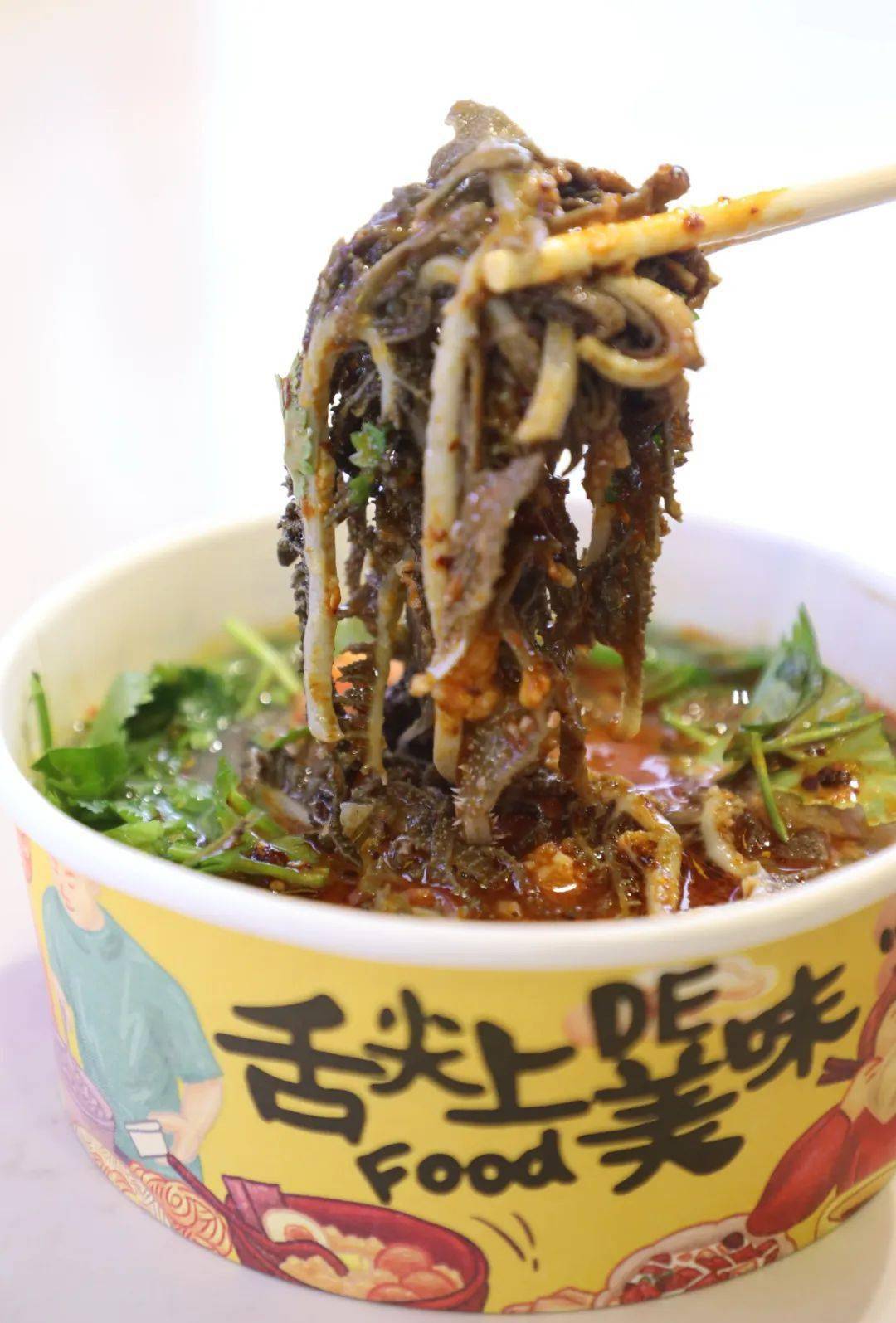 他们家的老北京爆肚也很到位,将现烫的龙口粉丝捞入大碗中,浇上胡同味