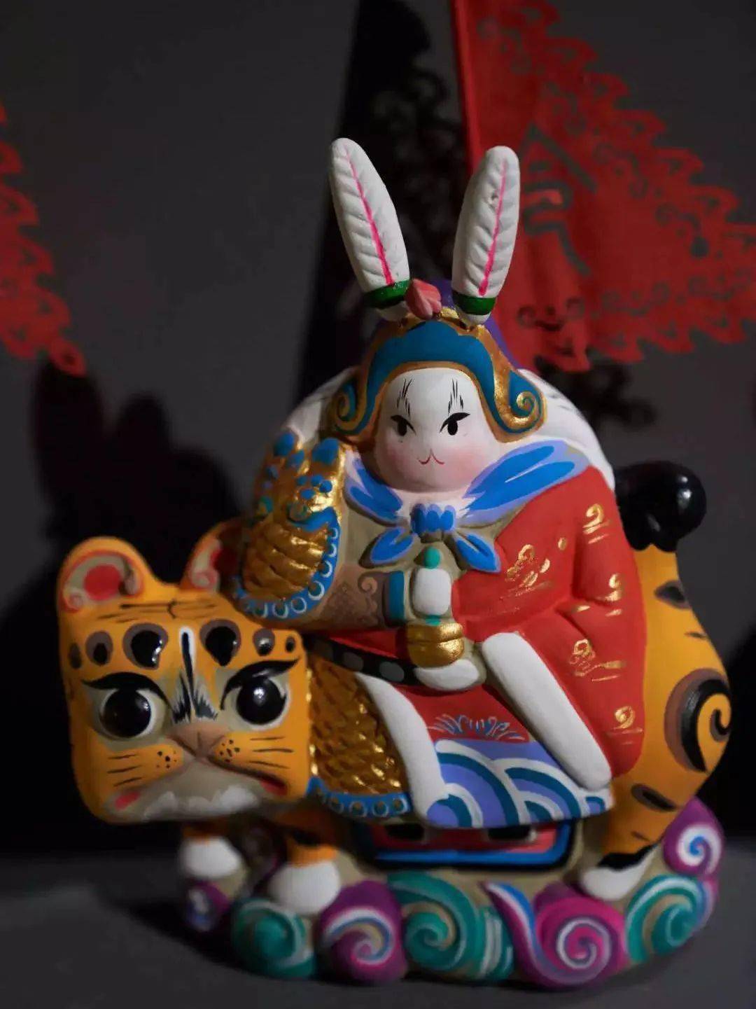 百姓阻挡瘟疫的玉兔,会借不同的衣服装扮成各种形象,也会骑上各种坐骑