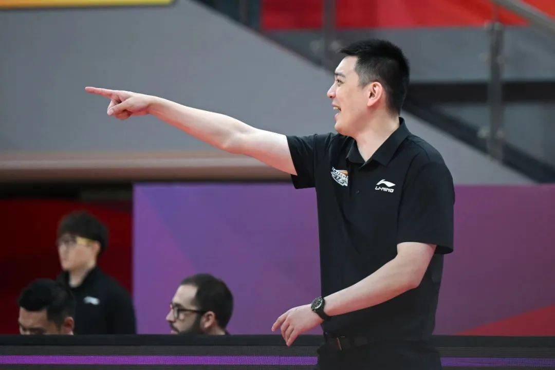 李可一胜难求就是不下课,西热力江和对手打架,"疯狂"的cba主教练们