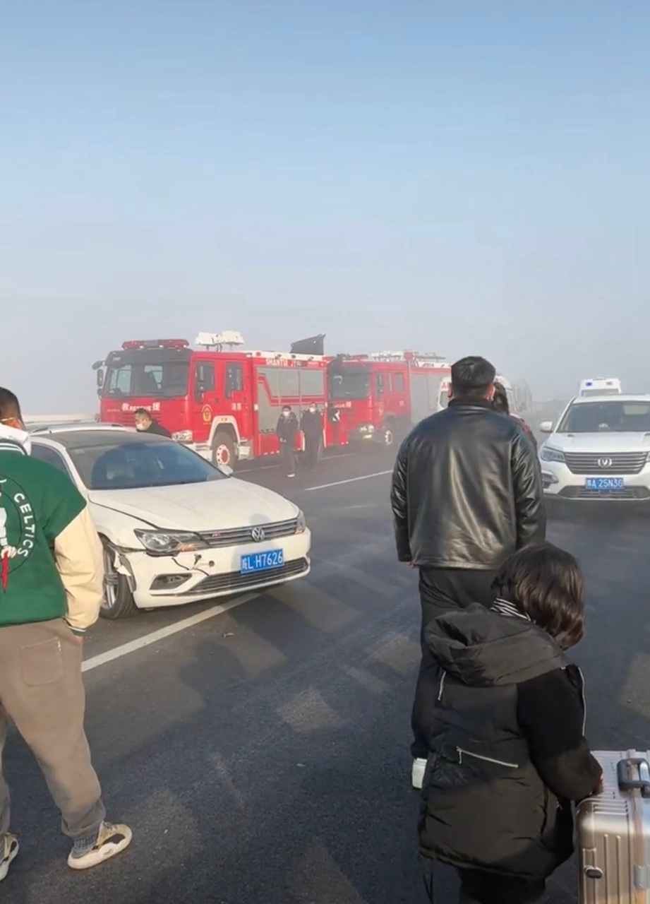 200多辆车连环相撞,行车记录仪曝光!