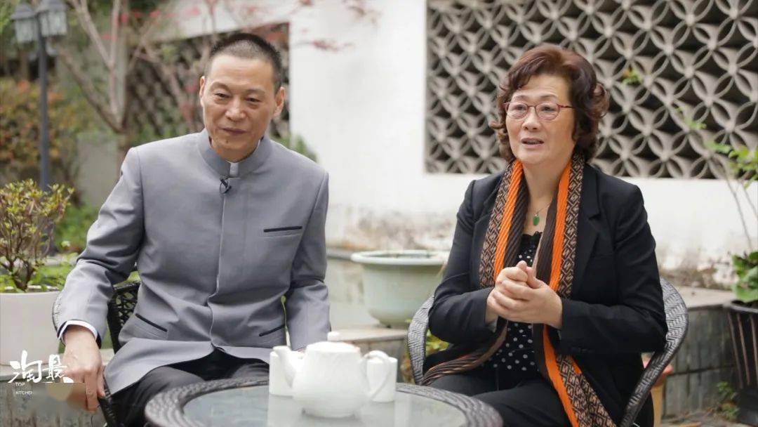 常传山大厨能产生改良这道菜的创意,全是靠其师严惠琴大师的指导