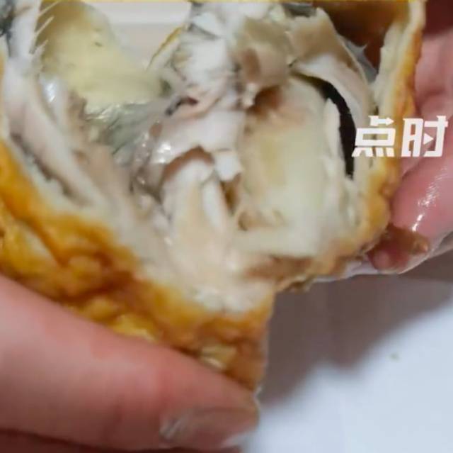 男子花29.5元买4条炸鱼扒开全是面团,当事人:4个面团差不多就有一斤_王先生_网友_肚子