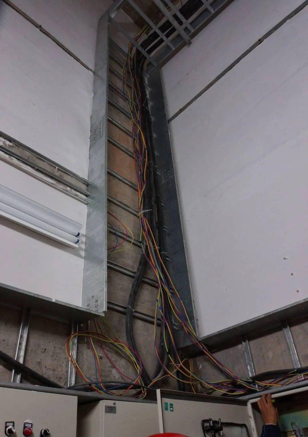 导线裸敷在梯架内,线缆堆集没有绑扎或绑扎不符合要求:电缆桥架接地不