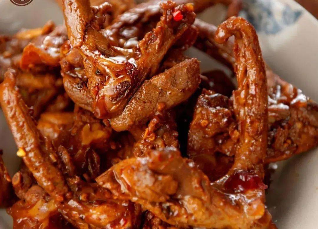 用上乘的鸭锁骨,将每块鸭架都炸的金黄酥脆
