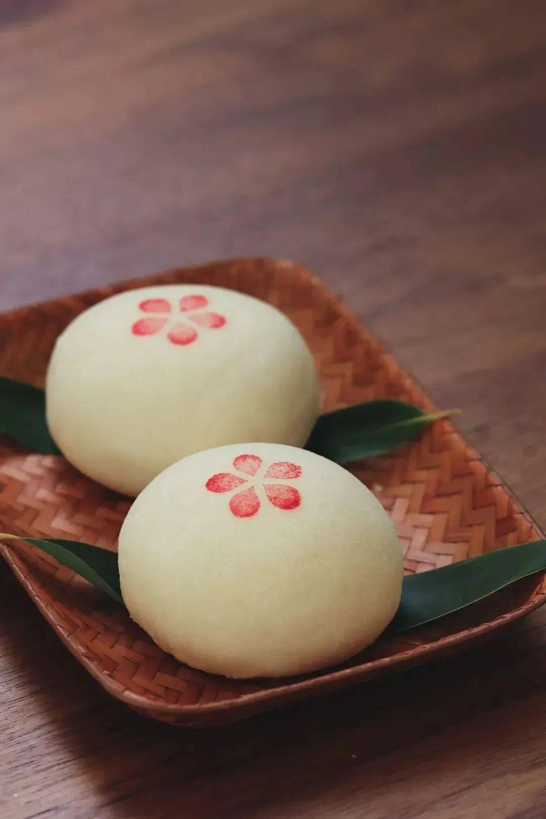 因糕体呈半透明状,内馅花形若隐若现,因此叫作"透花糍".