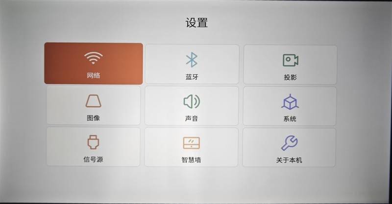 千元高颜值！联想小新100智能投影仪晨曦蓝评测：家庭影院入门就选它了