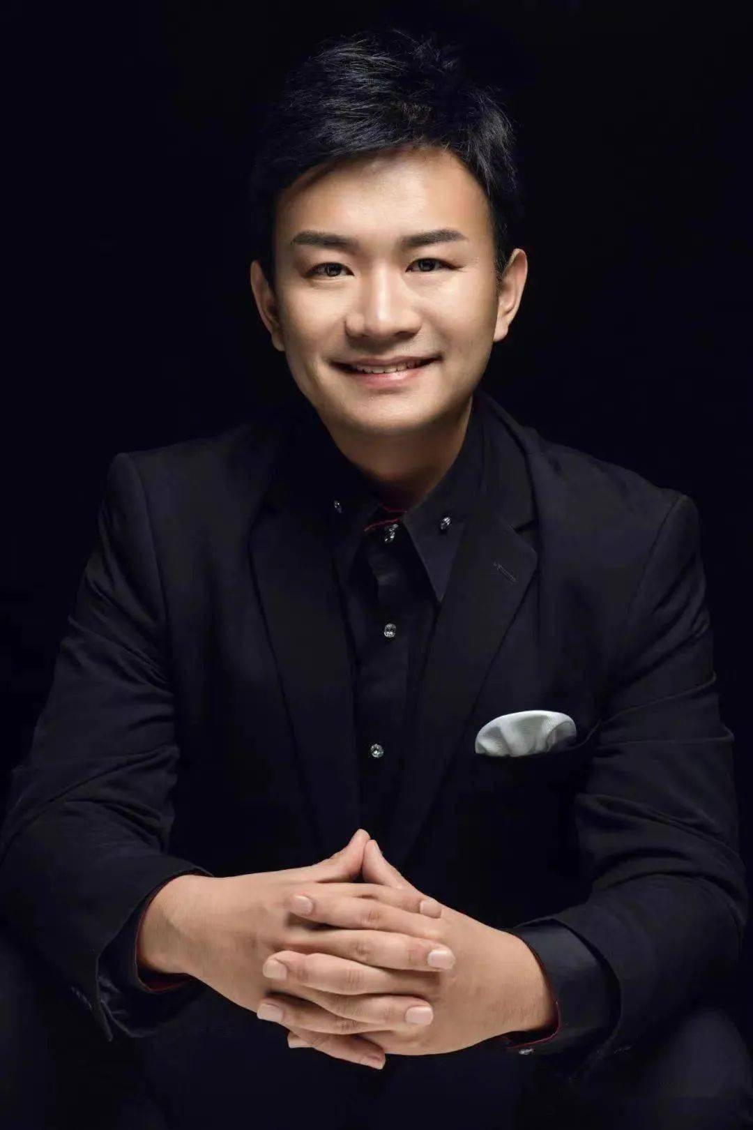 演唱郝亮亮,陕西师范大学音乐学院声乐教授,青年男高音歌唱家.