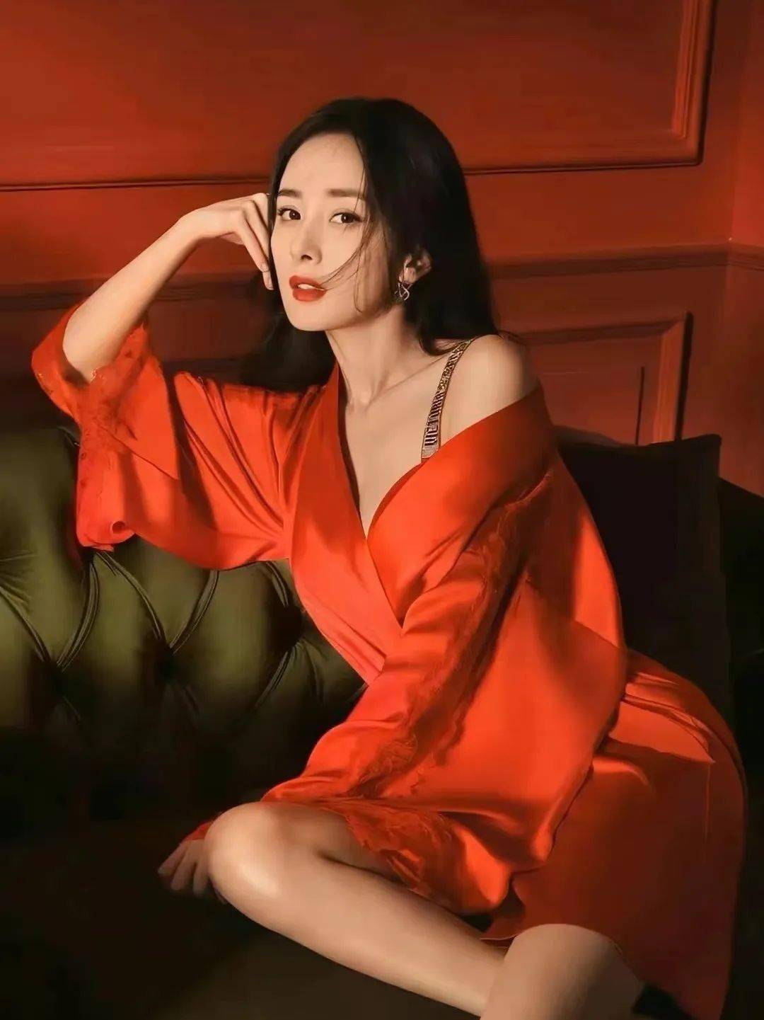 年末最红「女明星」,她力压迪丽热巴_红色_礼盒_内衣