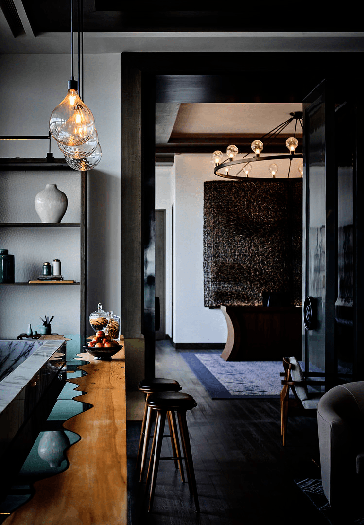 酒店共501间客房,包括46间套房和11栋别墅,可以从不同角度欣赏海景