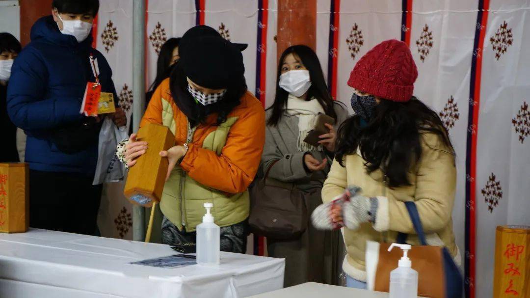 在日本跨年：明年一定是个好年吧！_初诣_人们_寺院