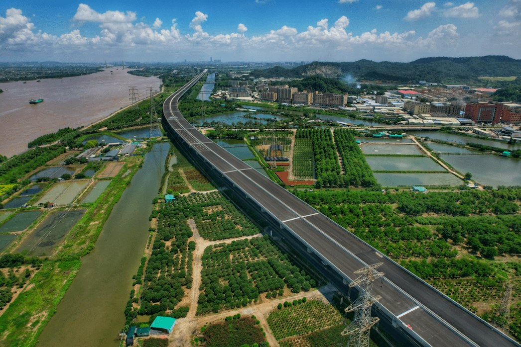 珠海市香海大橋二期2. 湛江機場高速公路一期3.