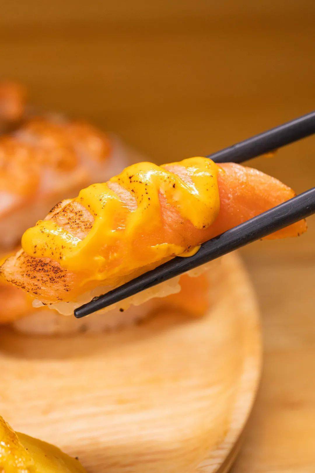 「round6:北海道」【 芝士熔岩三文鱼寿司】//////来自泰国瓮岛辣酱与