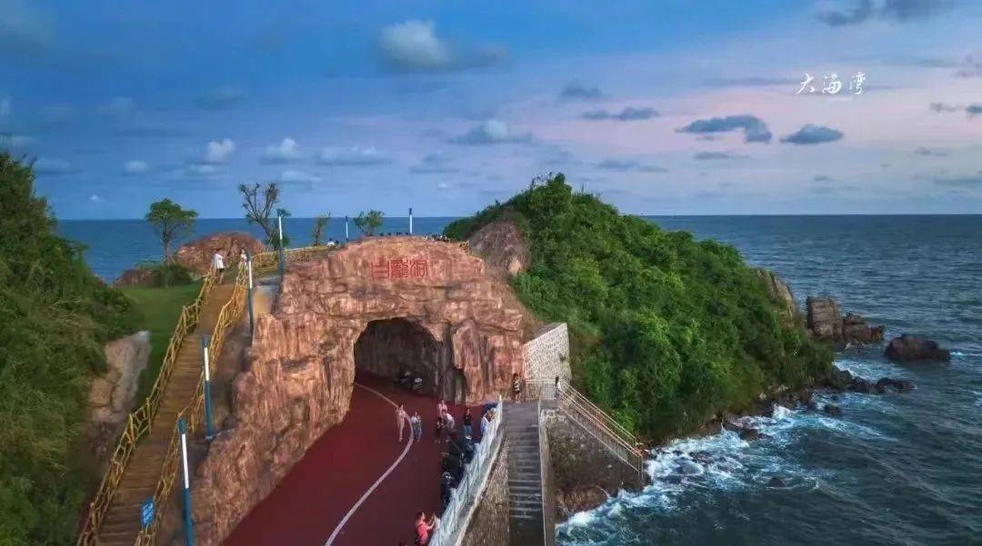 第2天:港口区—白浪滩—怪石滩—涂海艺术村—白龙古炮台—万尾金滩