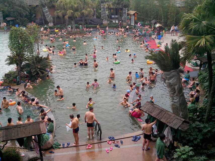 四川剑阁：登剑门关泡温泉 旅游市场加速回暖（剑门关国际温泉酒店价格）
