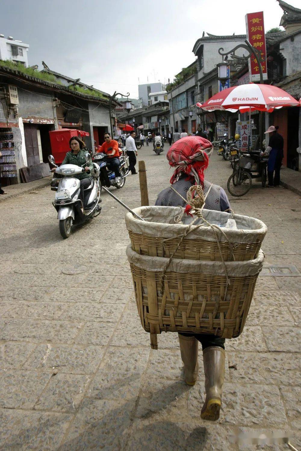 三道巷央视《鉴宝》栏目组走进会泽二十世纪九十年代初在江西会馆看戏