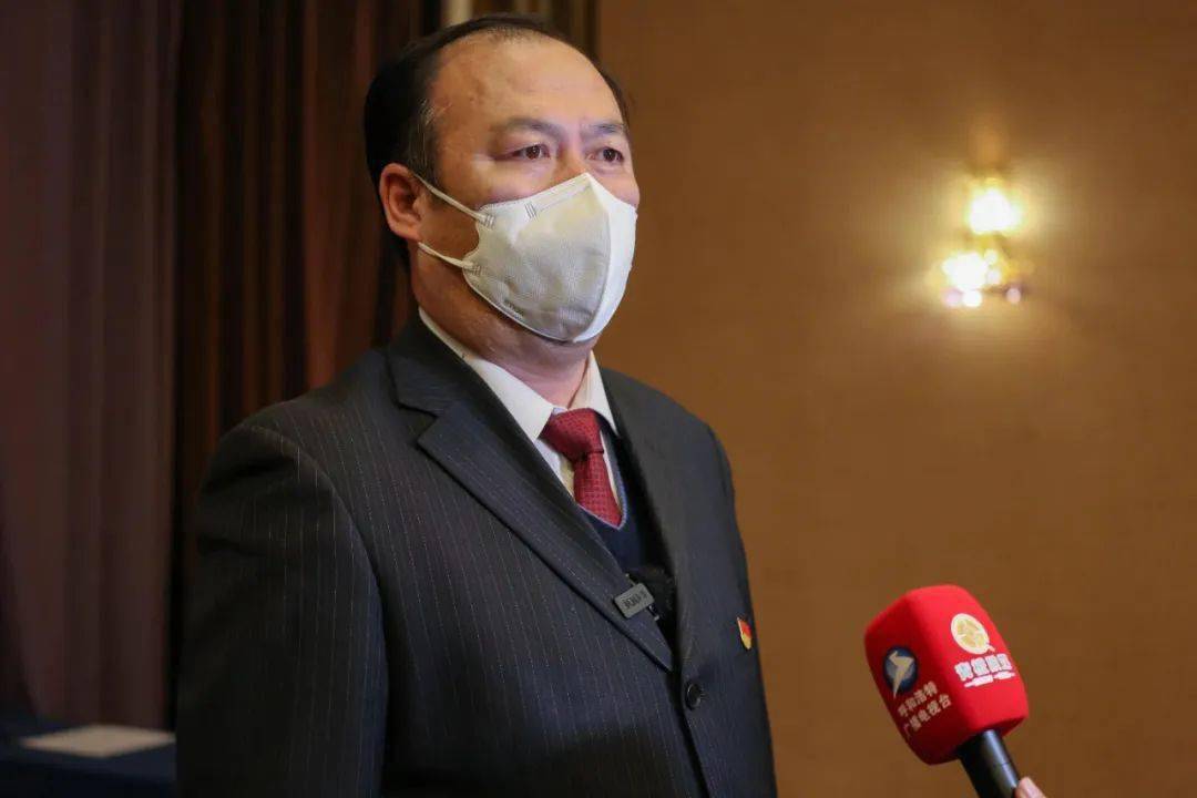 土左旗委副书记,旗长赵利民说:"土左旗将全力落实好政府工作报告确定