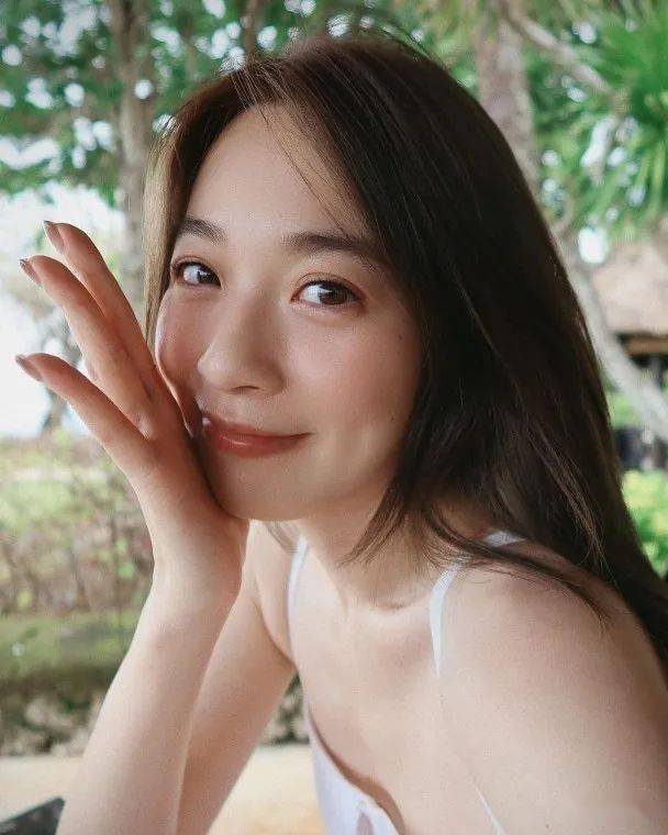 蔡洁生日晒靓相 甜美笑容电晕粉丝_李佳芯_于台庆_肌肤