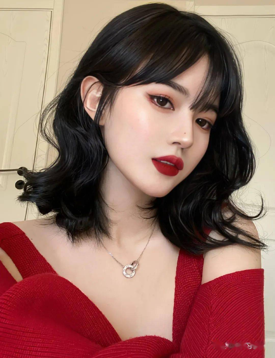 "2023新年锁骨发,这样烫超级减龄"_发型_都会_网络