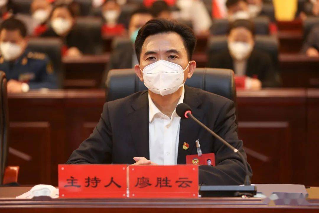 王利波强调,全市上下务必凝心聚力,踔厉奋发,在党的旗帜下团结成"一块