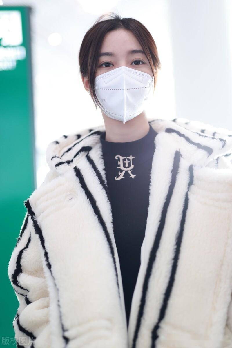 街拍:徐艺洋穿保暖外套现身机场,眉眼弯弯十分可爱_北京_出发