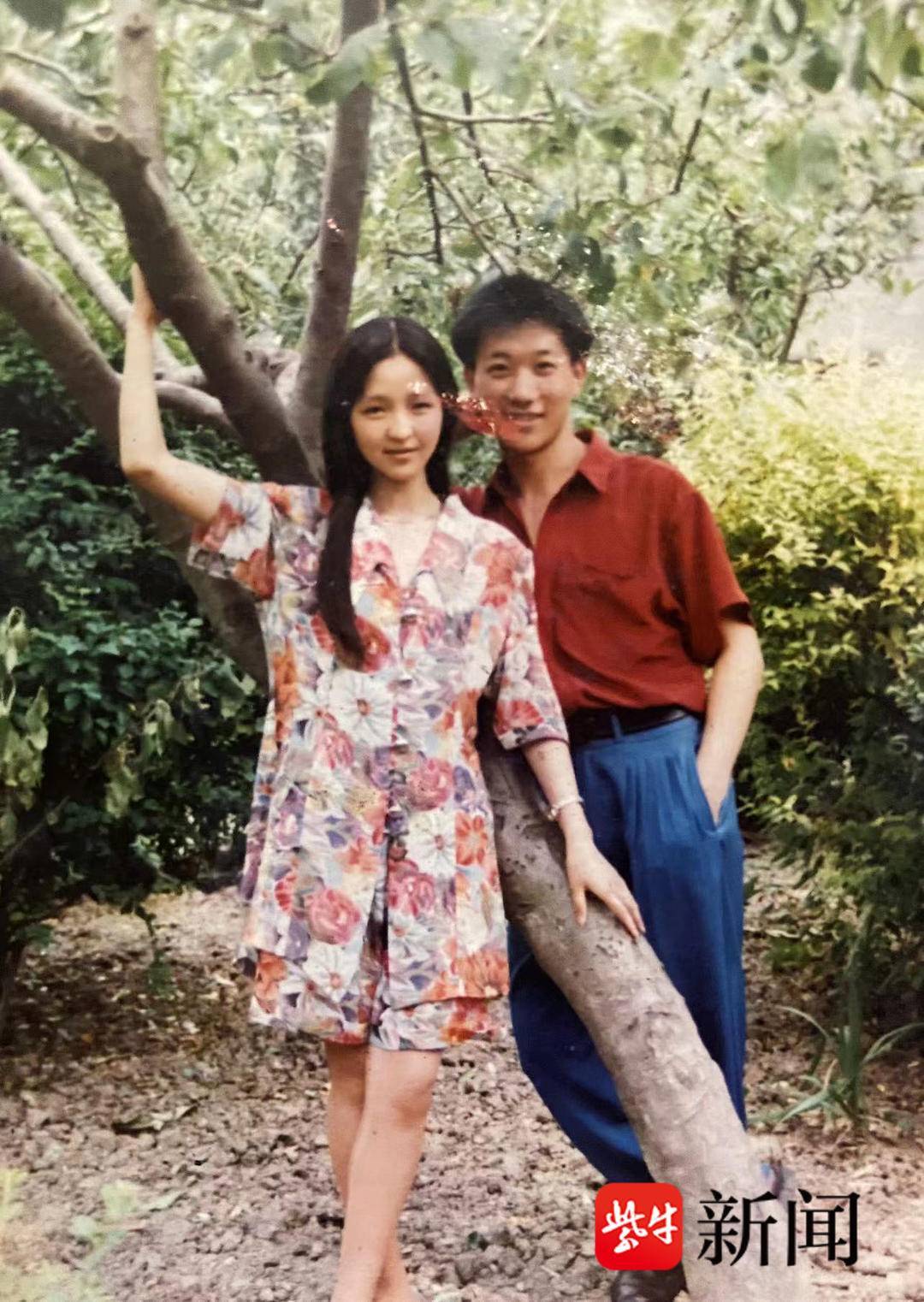 爸妈站在树下的合影老赵最喜欢的照片是他们一家三口游巴中南龛公园时