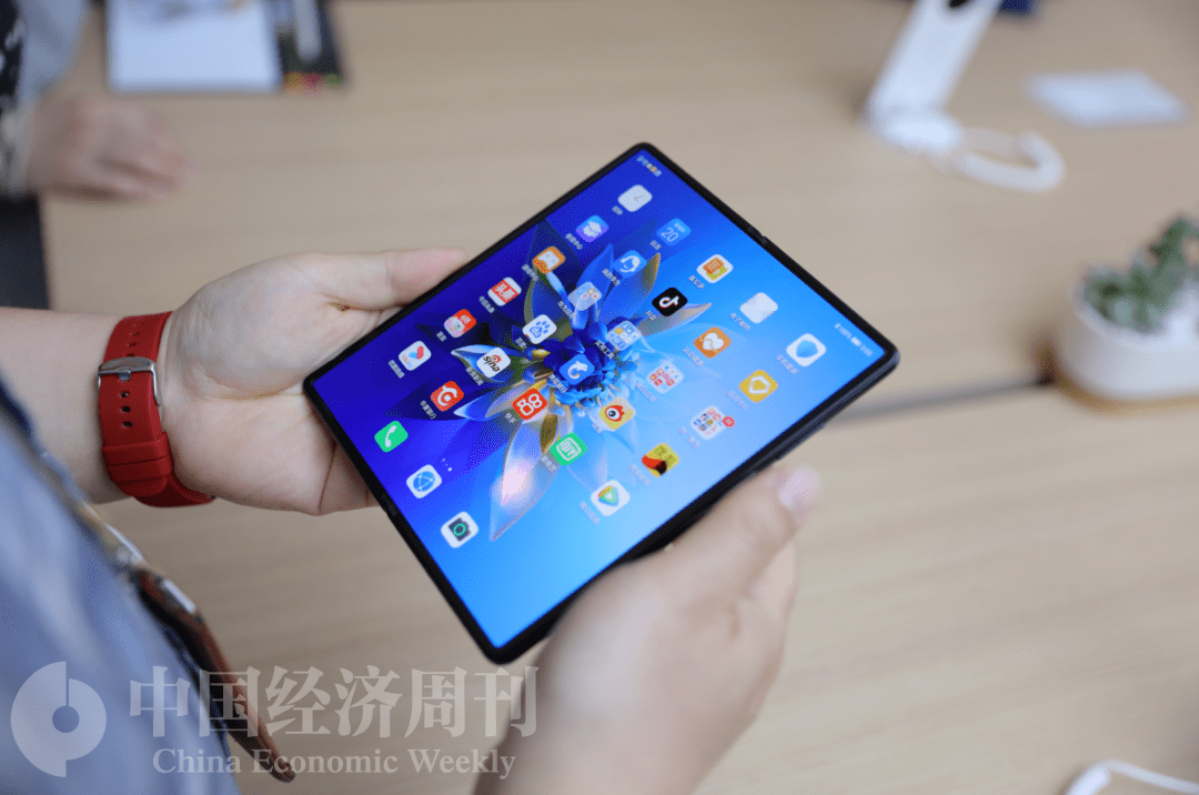 华为最新直板手机大全
:国产手机迎弯道超车机会，2023将成折叠屏爆发年？