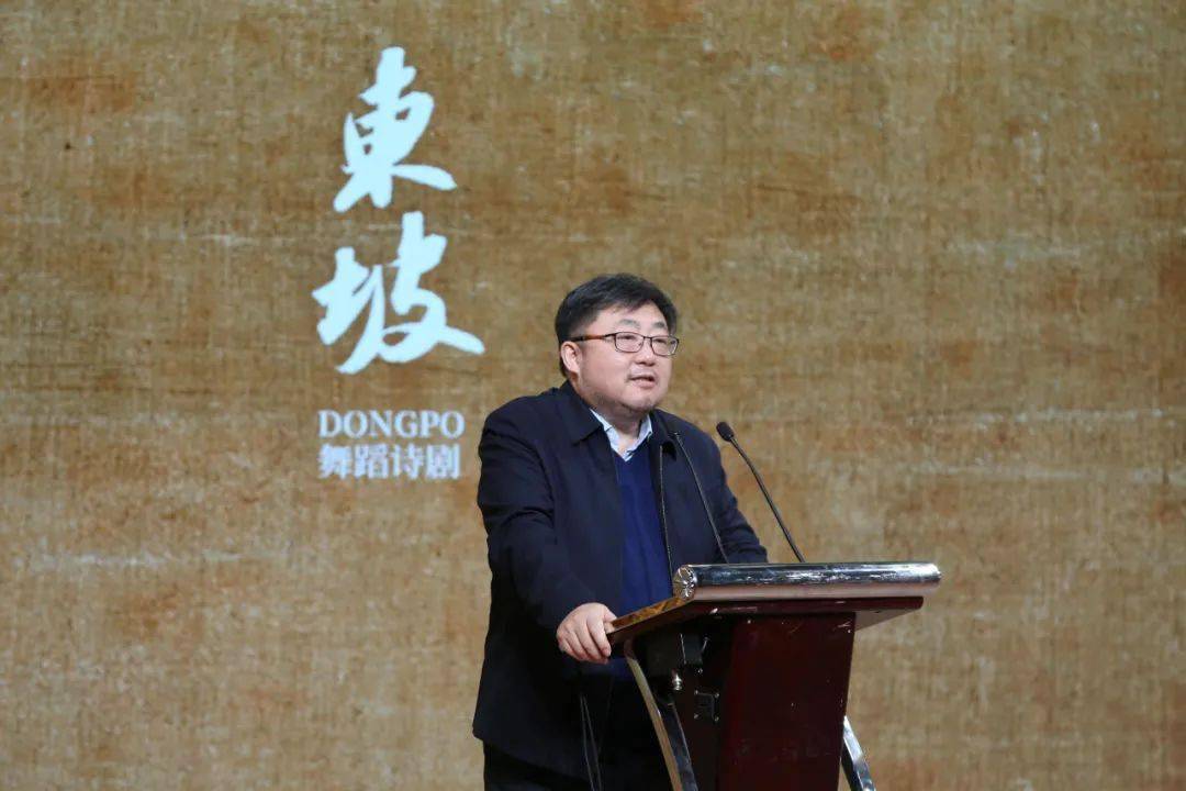 编剧郭长虹↑灯光设计萧丽河(左)书法设计杨涛(右)↑排练厅的瞬间